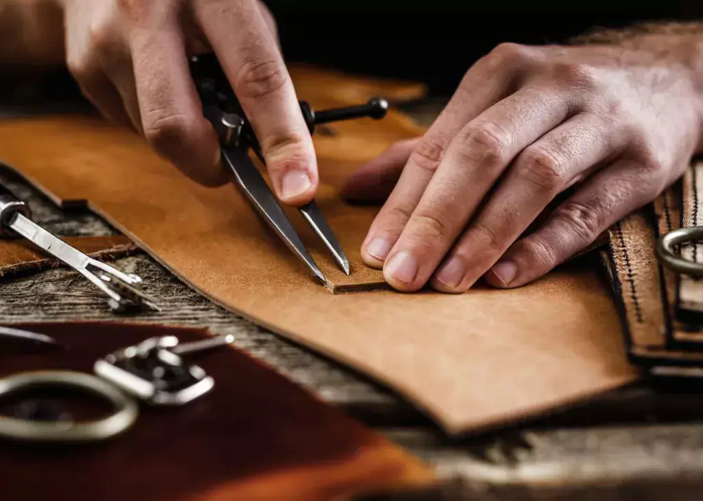 Изделие из натуральной кожи крупным планом